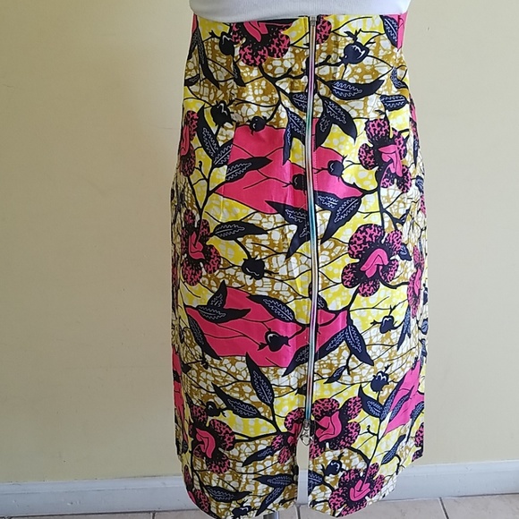 This lovely pencil skirt comes with a zipper in th - Picture 3 of 4